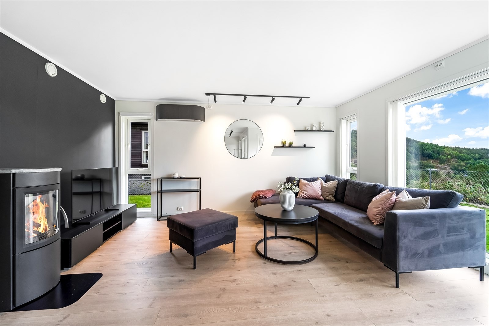 Stilfull stue med både peisovn og varmepumpe. Galleribilde