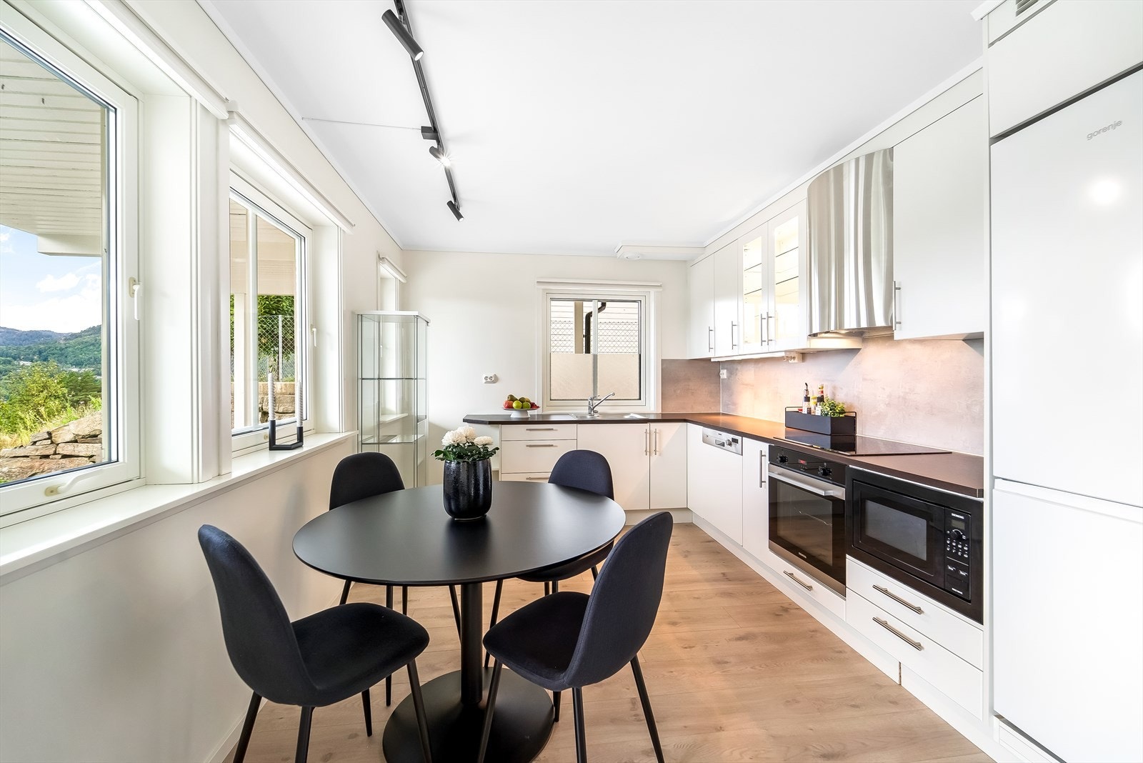 Tidløs kjøkkeninnredning fra Norema med lyse, slette fronter. Galleribilde