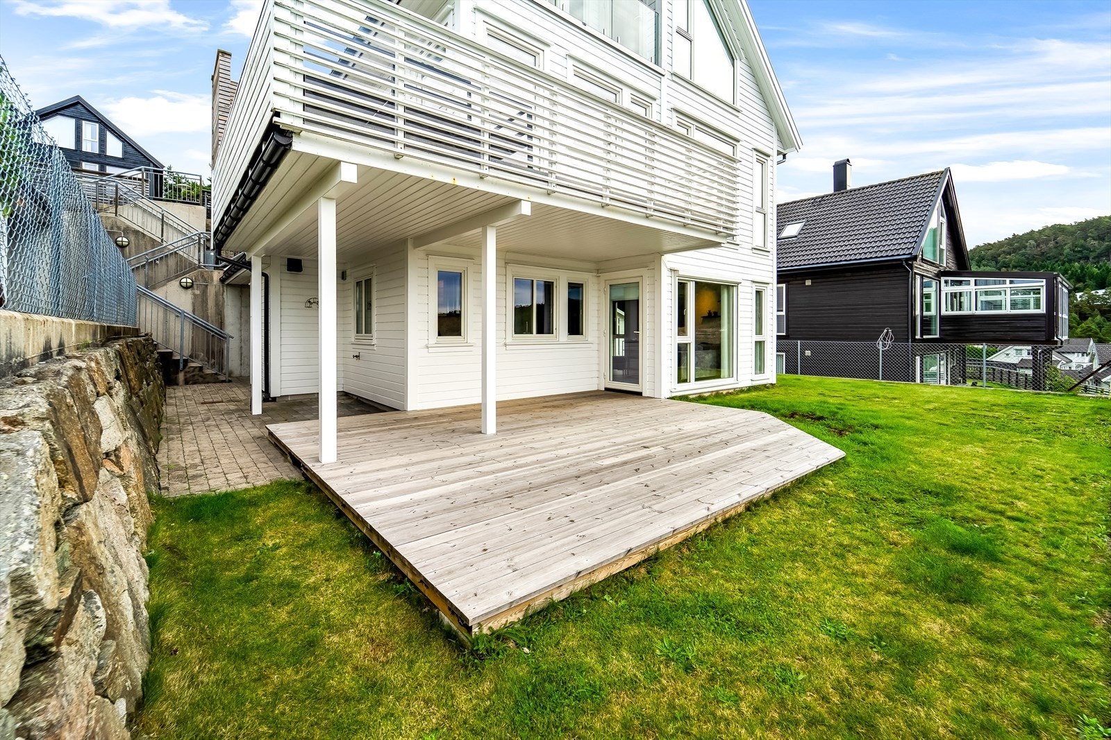 Ved inngangspartiet er det lagt belegningsstein. Galleribilde