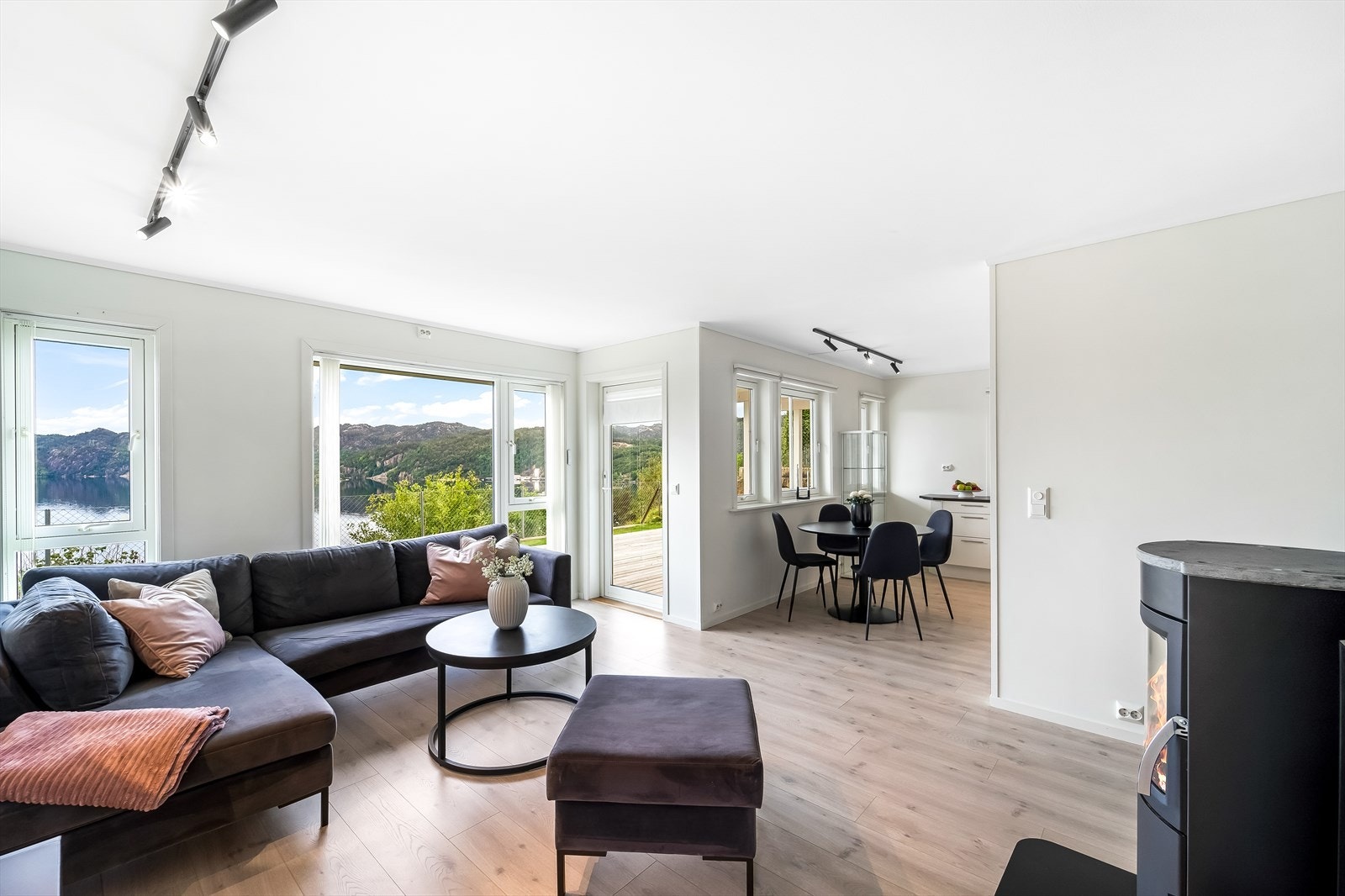 Generøse vindusflater gir godt med naturlig lys og flott utsyn mot fjorden. Galleribilde