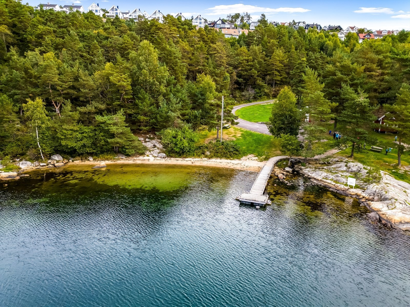 I nærområdet finner du koselig badestrand i Raulibukta. Galleribilde