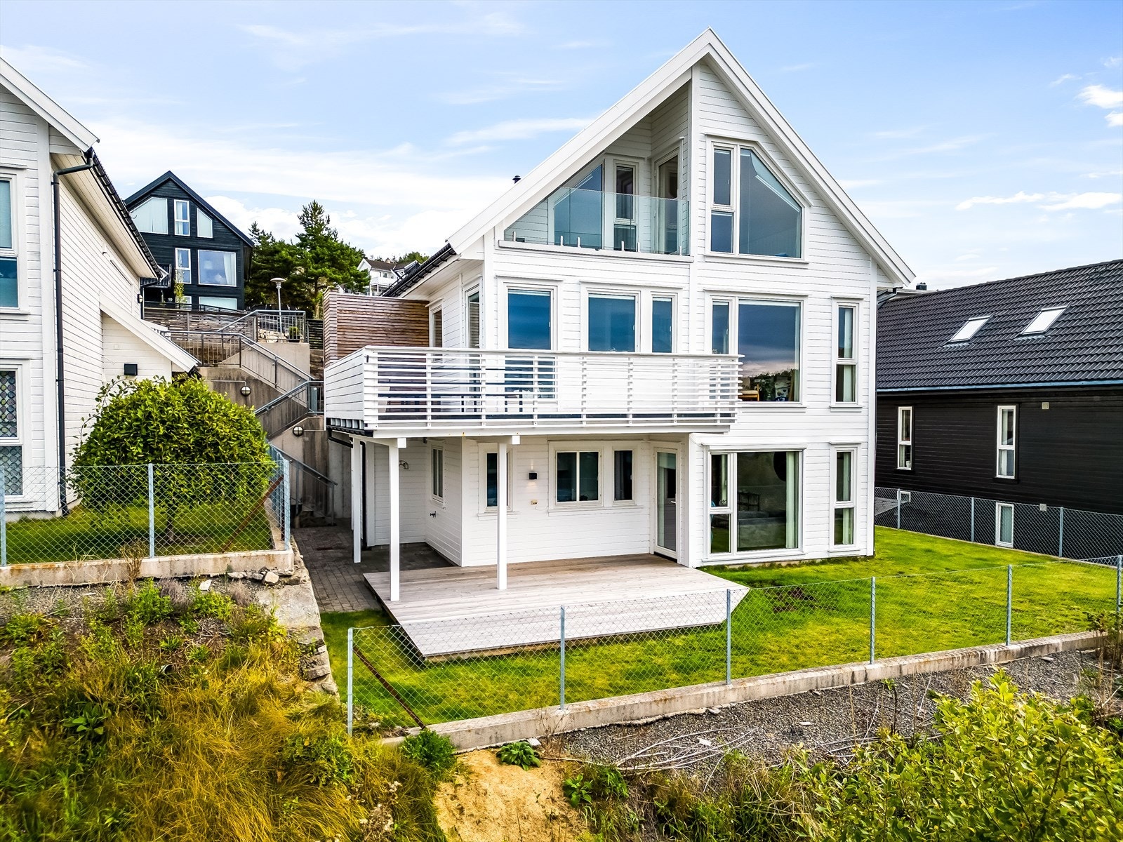 Leiligheten ligger i 1. etasje i horisontaldelt tomannsbolig. Galleribilde