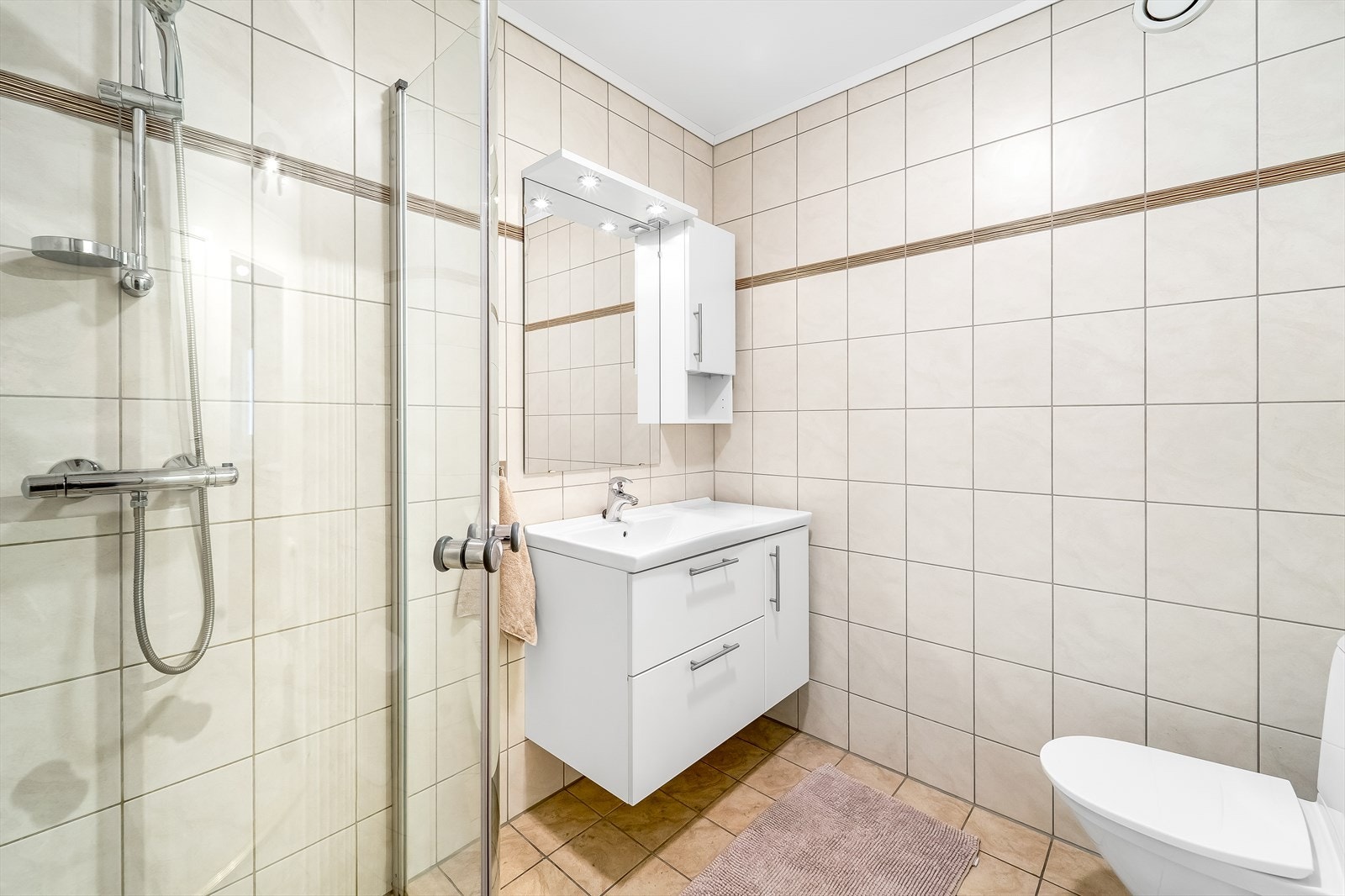 Helfliset bad m/varmekabler i gulv. Galleribilde