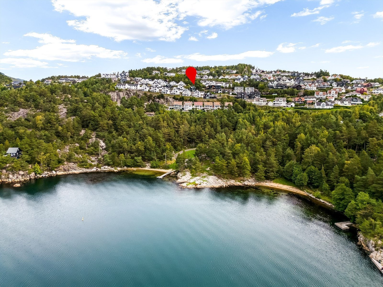 Boligen ligger fint til på "pynten" i Rauli Sør og har god utsyn mot fjorden! Galleribilde