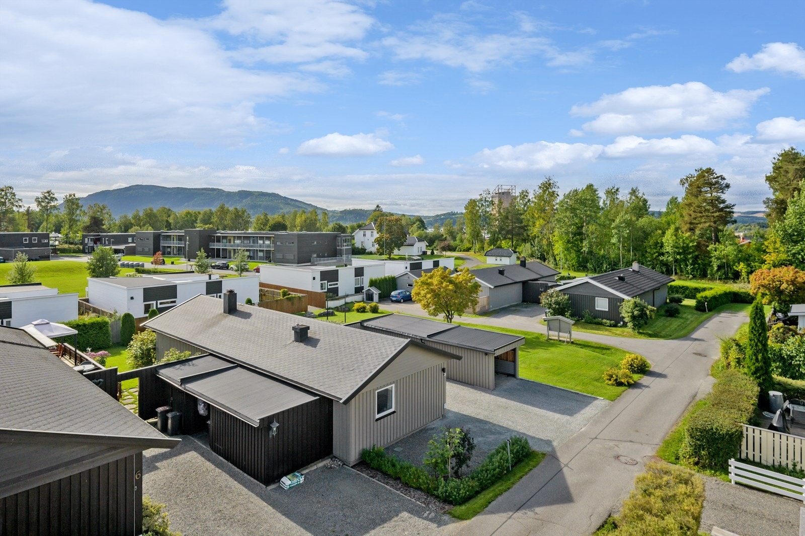 Fra eiendommen får du kort vei til Husebyparken, skoler, barnehager, togstasjon og sentrum med alle fasiliteter. Galleribilde
