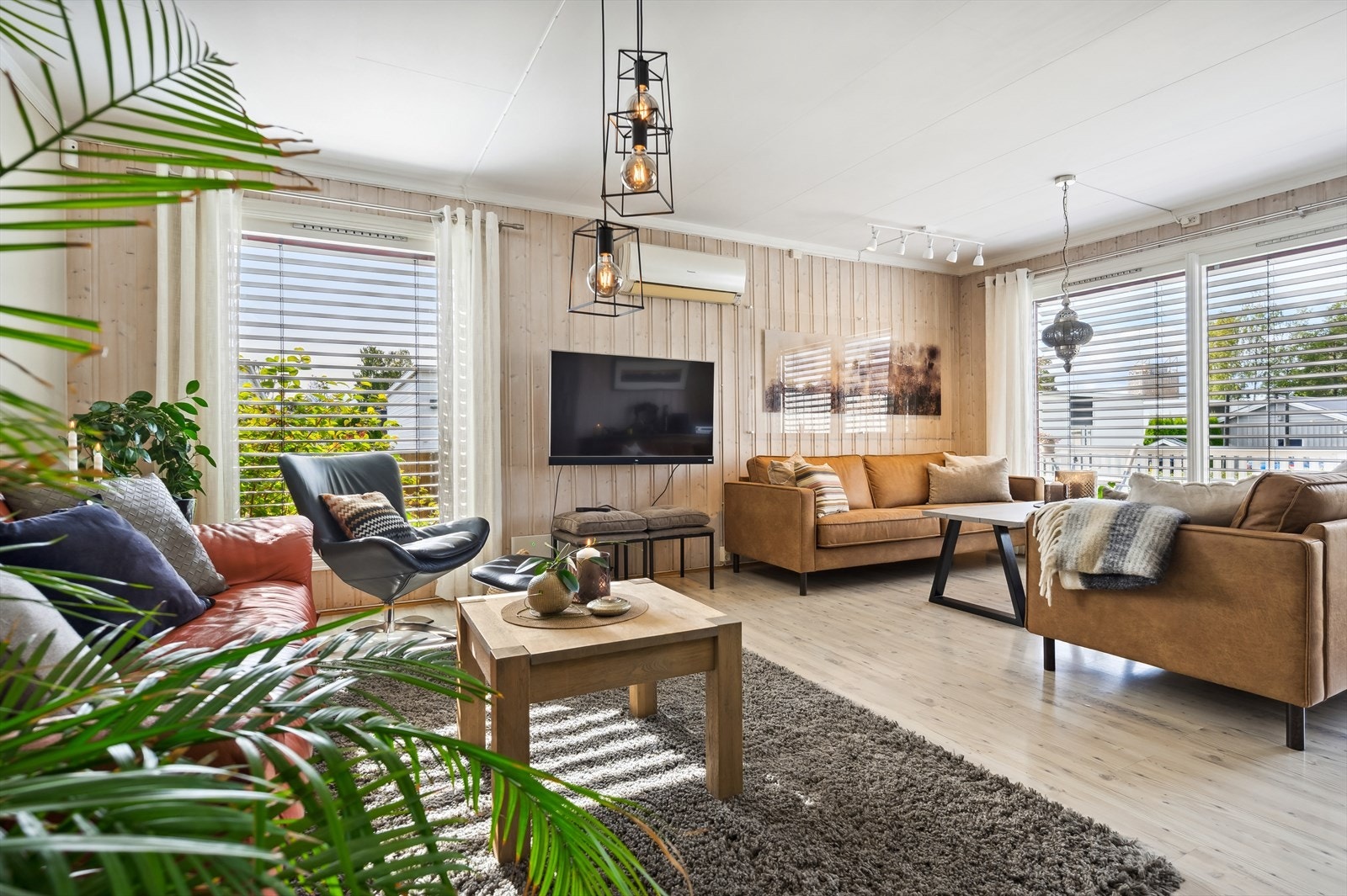 Stuen er møbleringsvennlig og fremstår som romslig, med soner for både sofagruppe med tilhørende møblement, godstolen og spisestue. Galleribilde