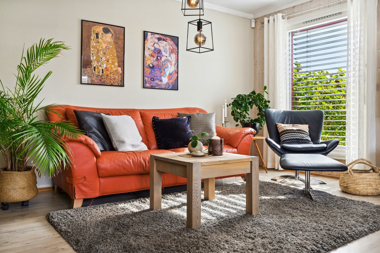 Stuen har lys panel på veggene og på gulvet er det laminat. Galleribilde