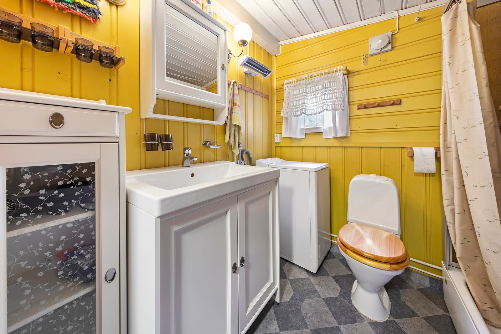 Bad med opplegg for vaskemaskin Galleribilde