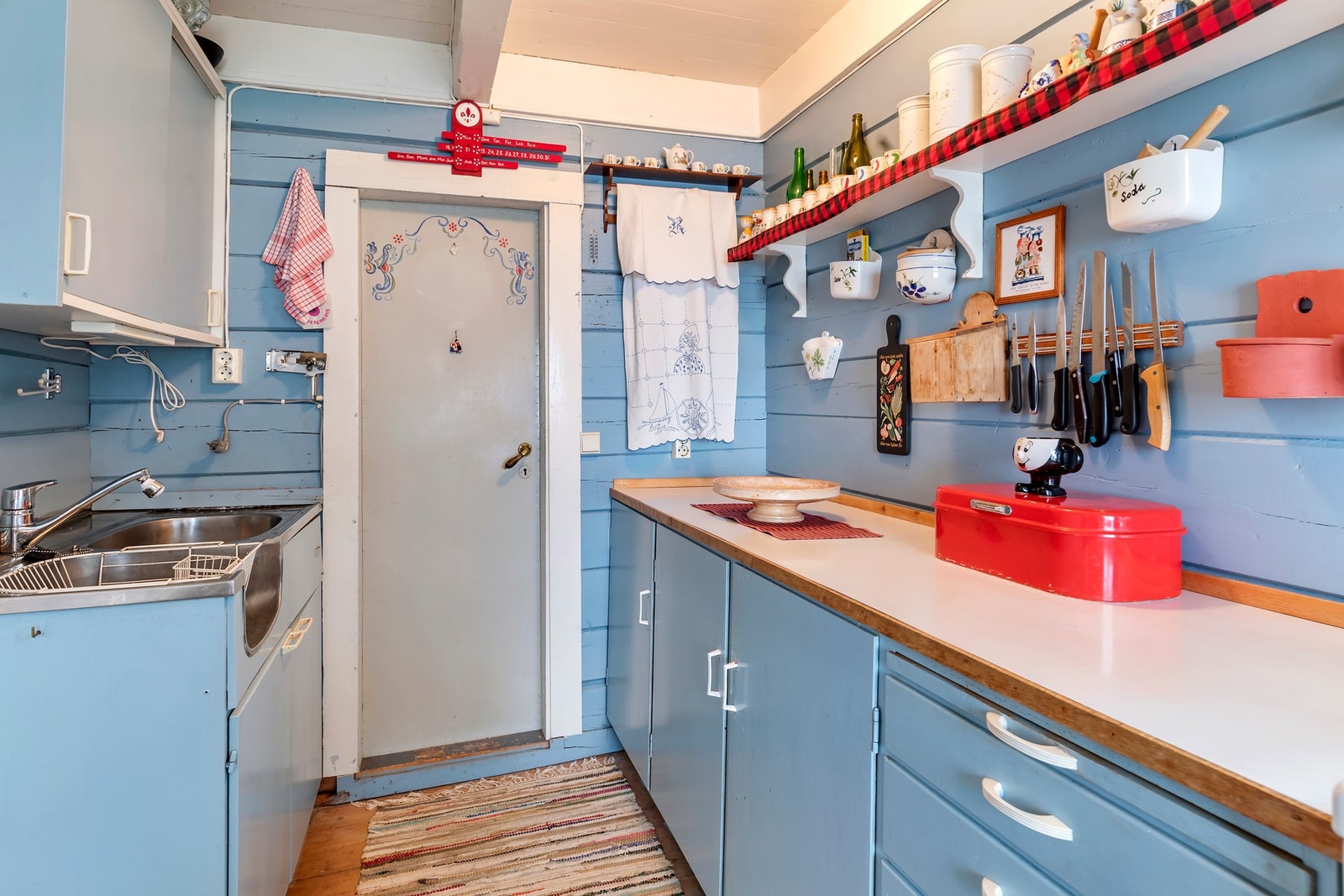 Eldre kjøkken innredning med malte, glatte fronter og laminat benkeplate Galleribilde