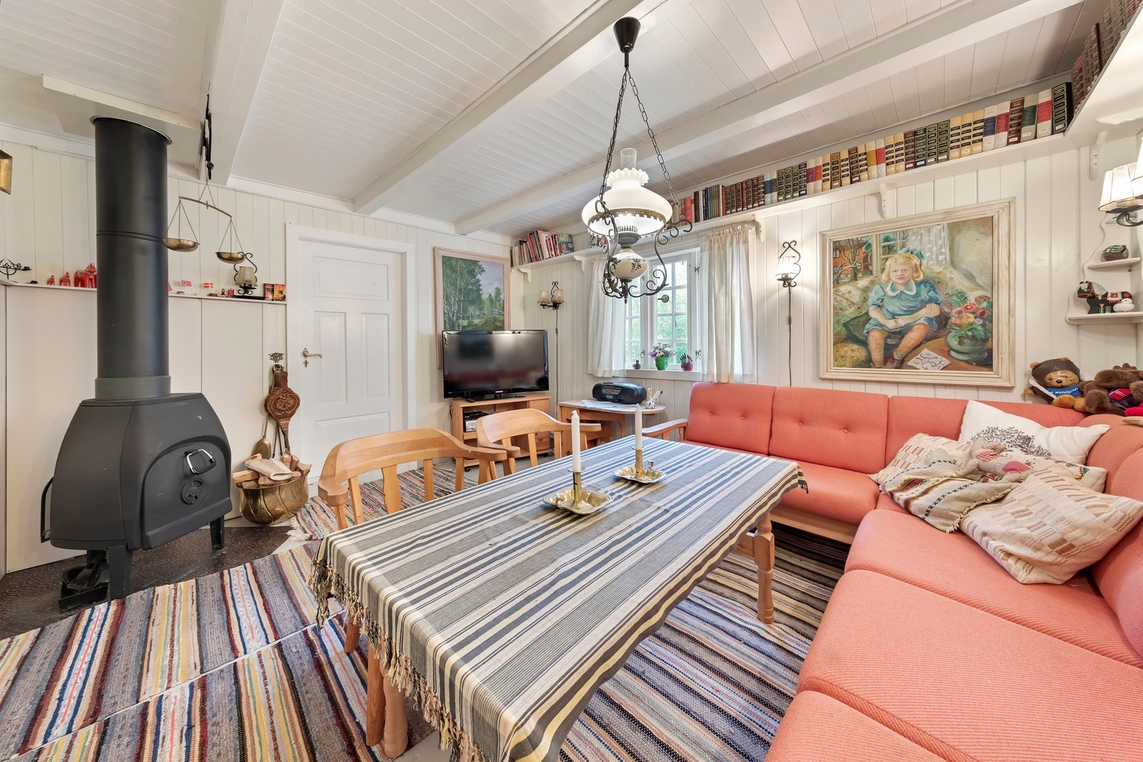 Det er vedovn både på kjøkken og i tv-stue Galleribilde