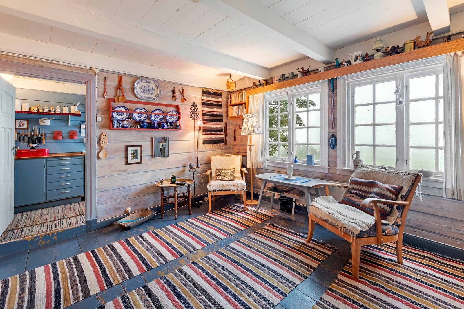 Det er plass til flere sittegrupper i spisestuen Galleribilde