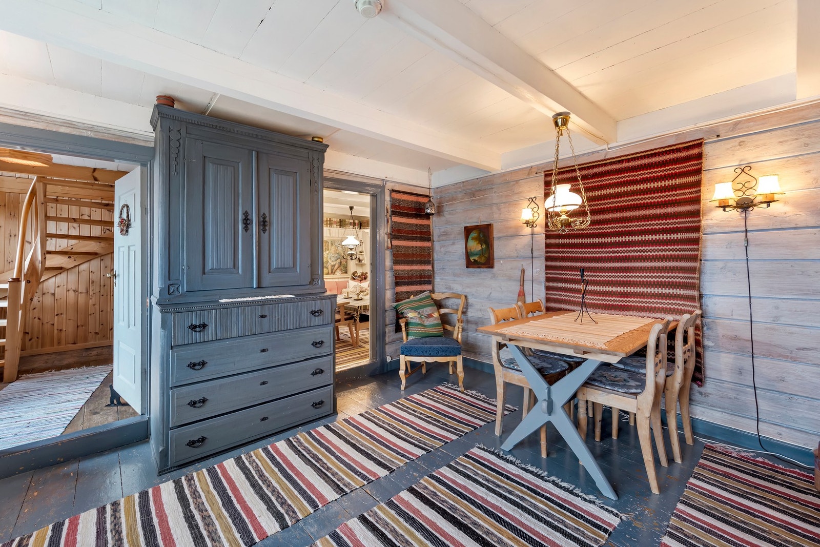 Koselig, romslig spisestue Galleribilde