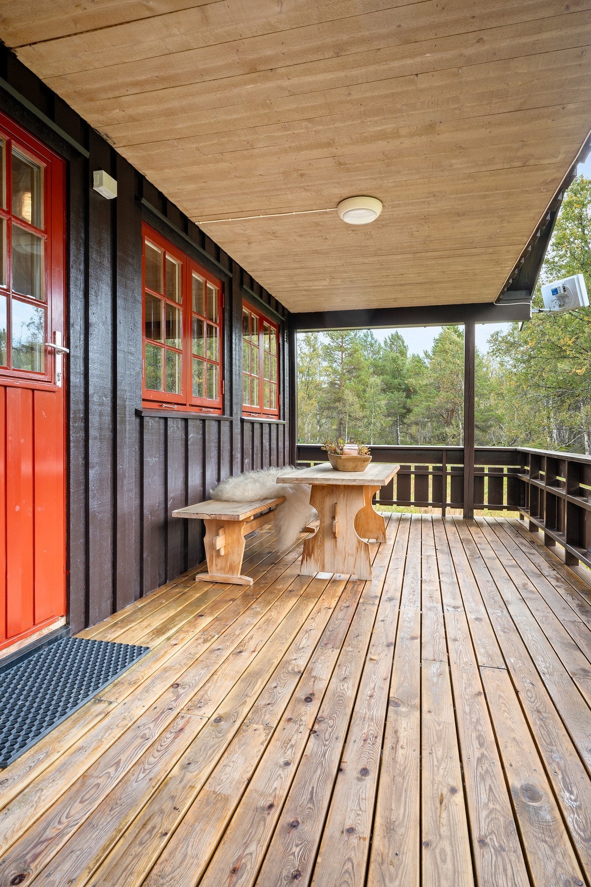 Hytten har flotte uteområder med en terrasse på forsiden og trapp opp fra hagen. Galleribilde