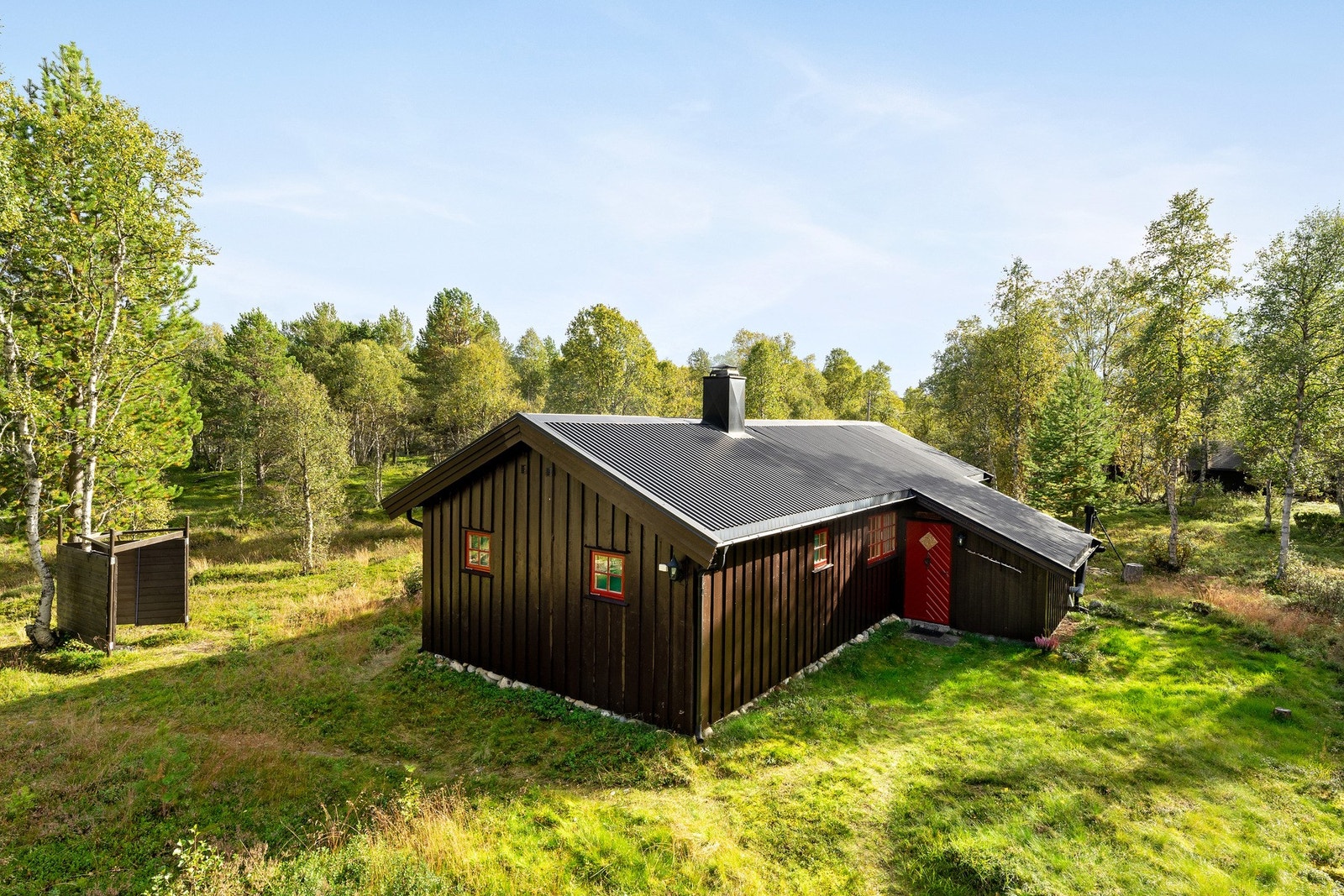 Hytten er på 1 plan og malt i fine naturlige farger. Galleribilde
