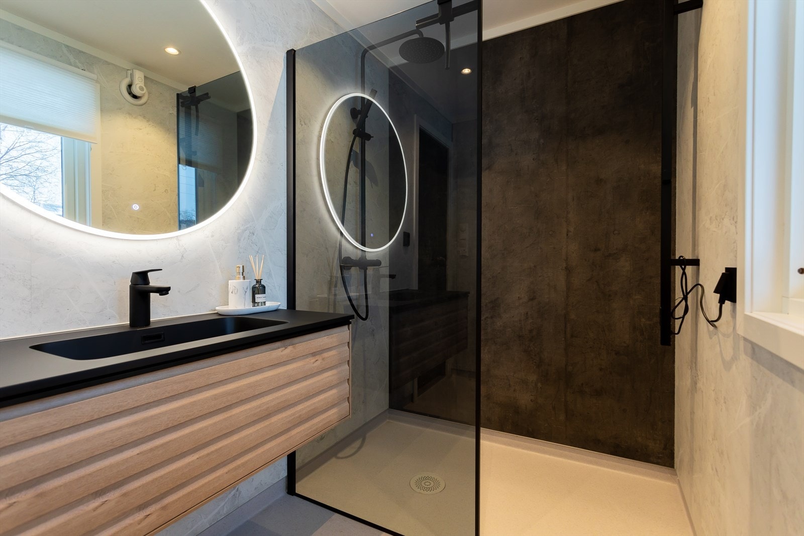 Dette består av vinylbelegg på gulv med elektriske varmekabler, våtromsplater på vegger og himlingsplater i tak. Galleribilde