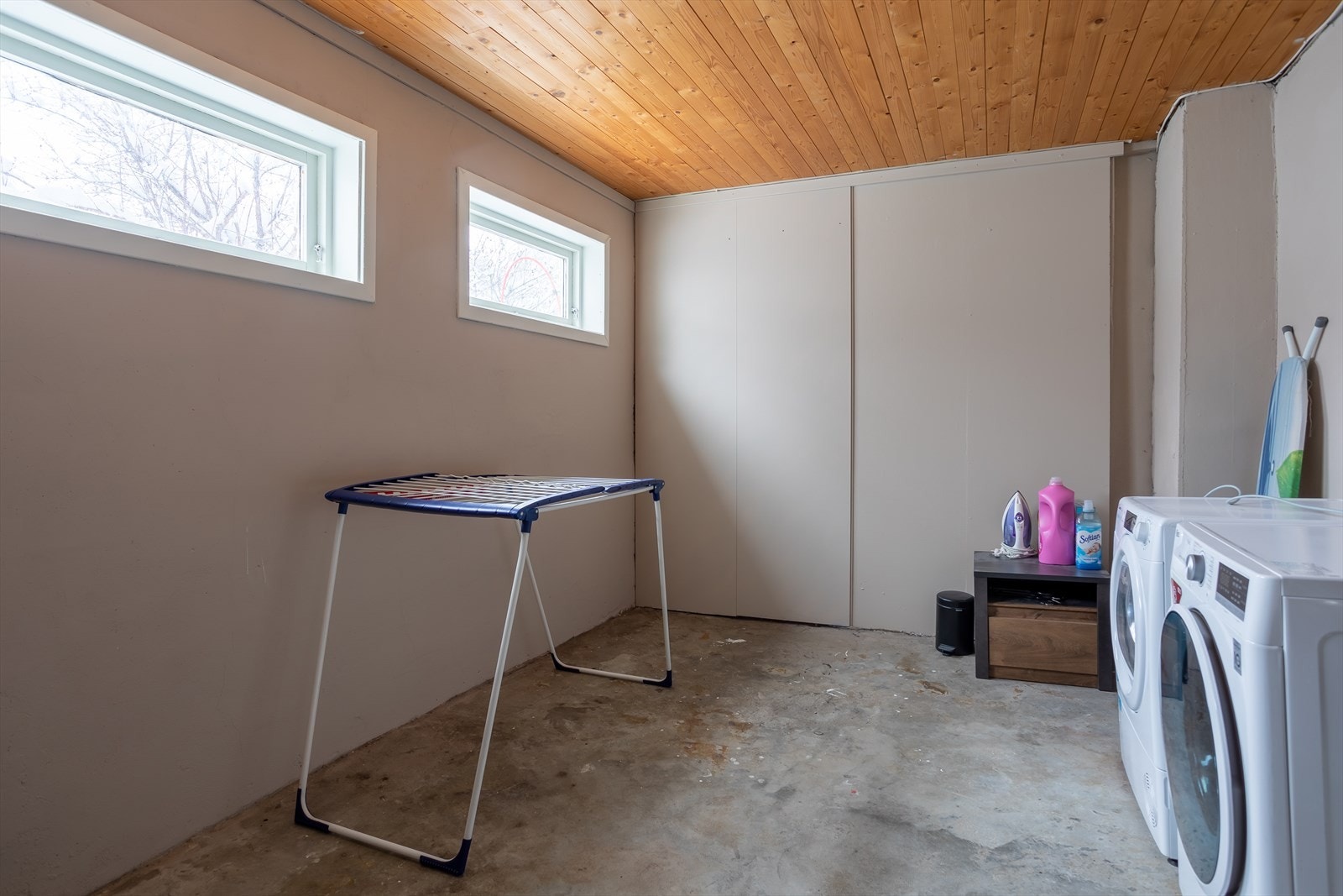 Det er vaskekjeller/teknisk rom i kjelleren. Rommet har opplegg for vaskemaskin og tørketrommel. Ellers består rommet av en varmvannsbereder på ca. 200 liter som ble skiftet i 2022. Galleribilde