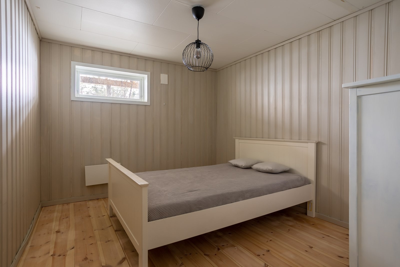 I underetasjen er det ytterligere 2 rom som er innredet og benyttet som soverom. Det gjøres oppmerksom på at disse rommen har for liten dagslysflate og det er ikke rømningsvinduer i kjellerrom. Det er ikke meldt bruksendring. Galleribilde