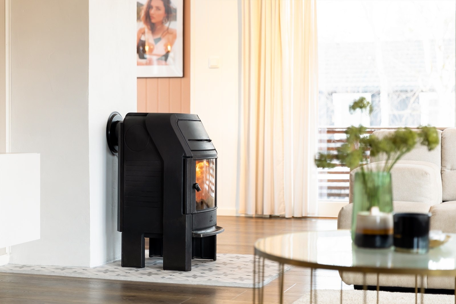 Det er montert en peisovn som bidrar til god varme og en lun atmosfære. Galleribilde