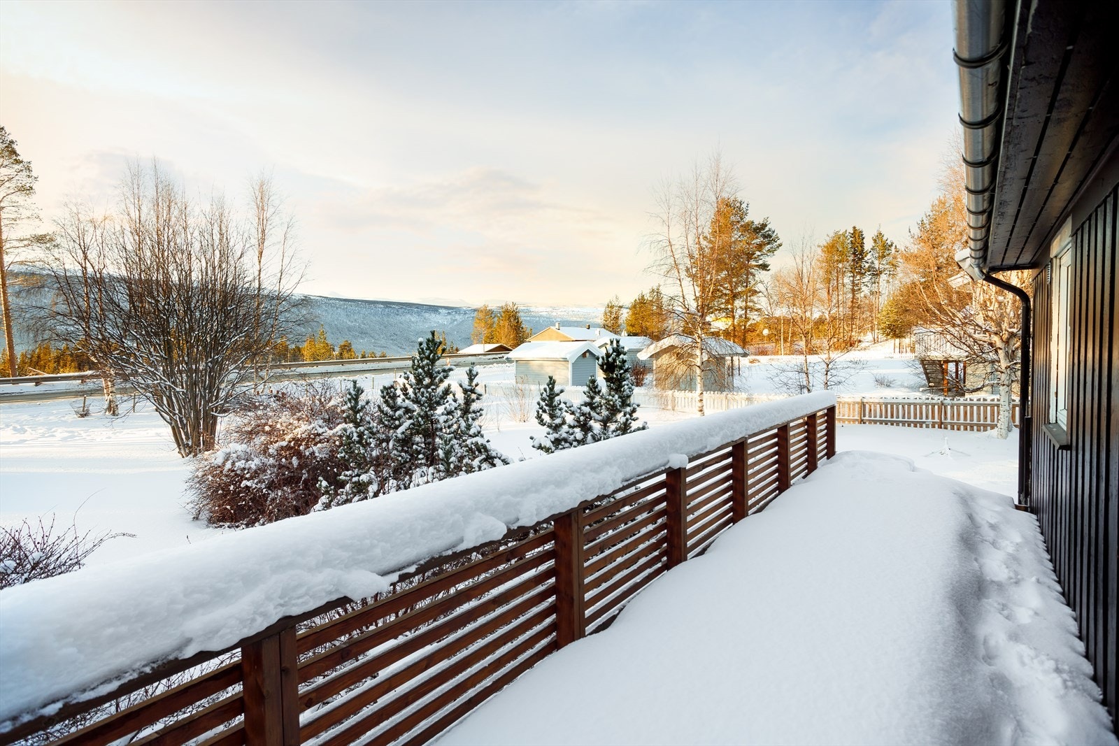 Det er busstopp like nedenfor eiendommen. Galleribilde