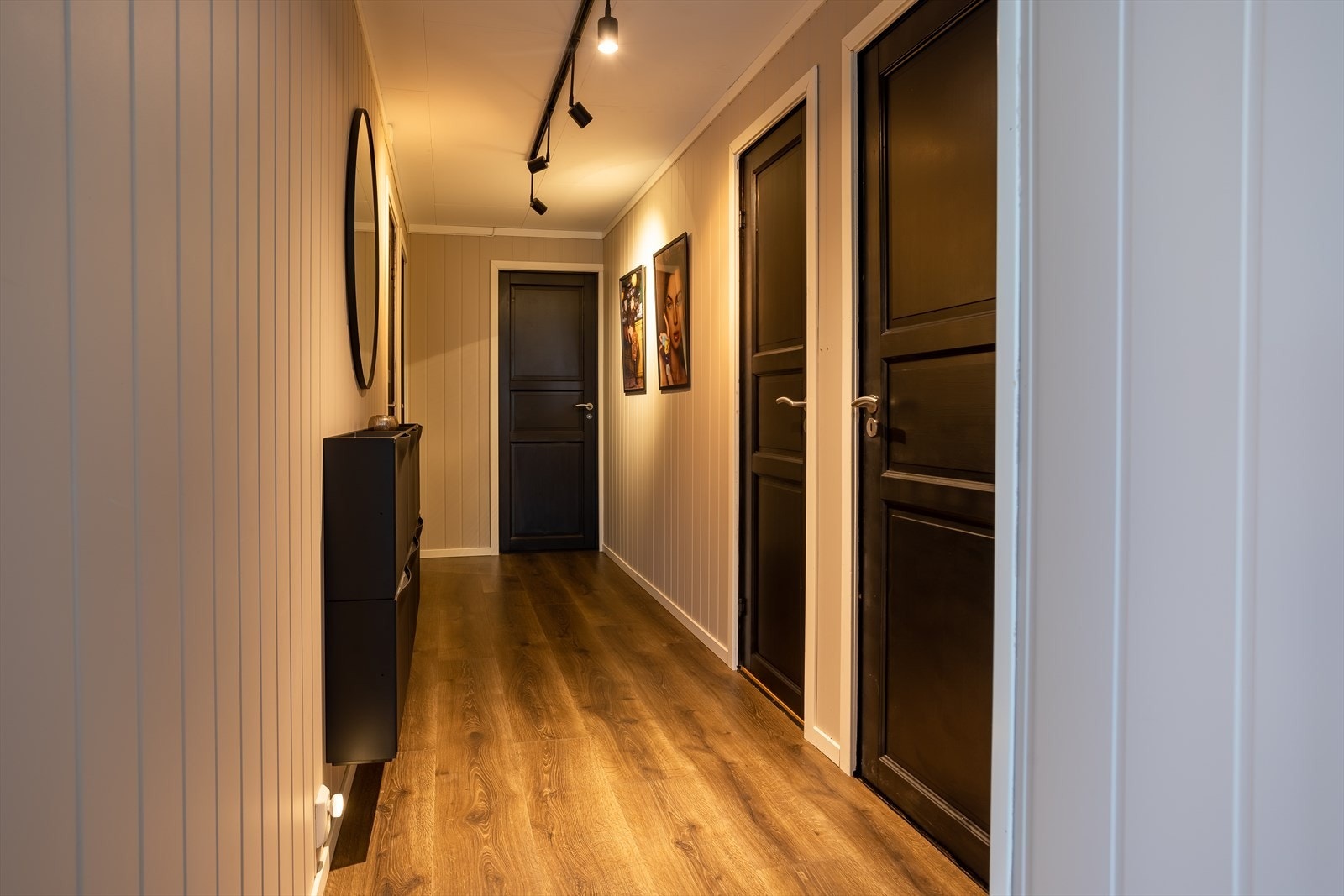 Funksjonell planløsning med soverommene og bad separat fra felles oppholdsrom. Galleribilde