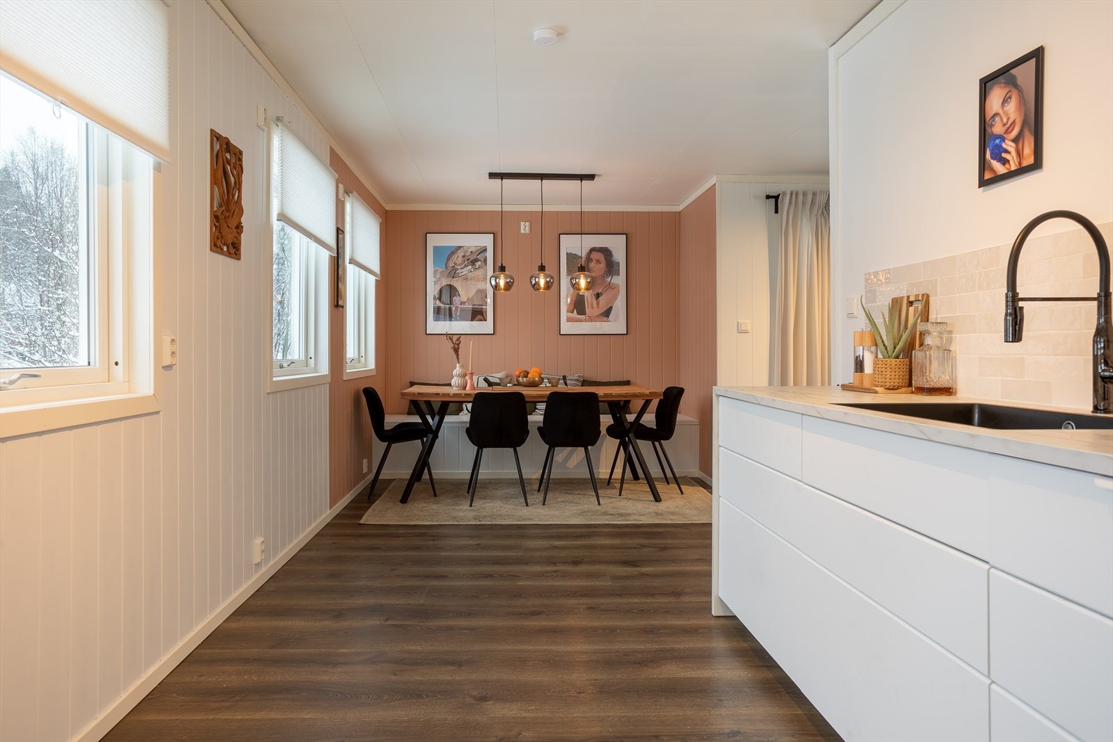 Lyst og pent kjøkken, som nylig er pusset opp. Kjøkkeninnredning er skiftet i 2022. Galleribilde