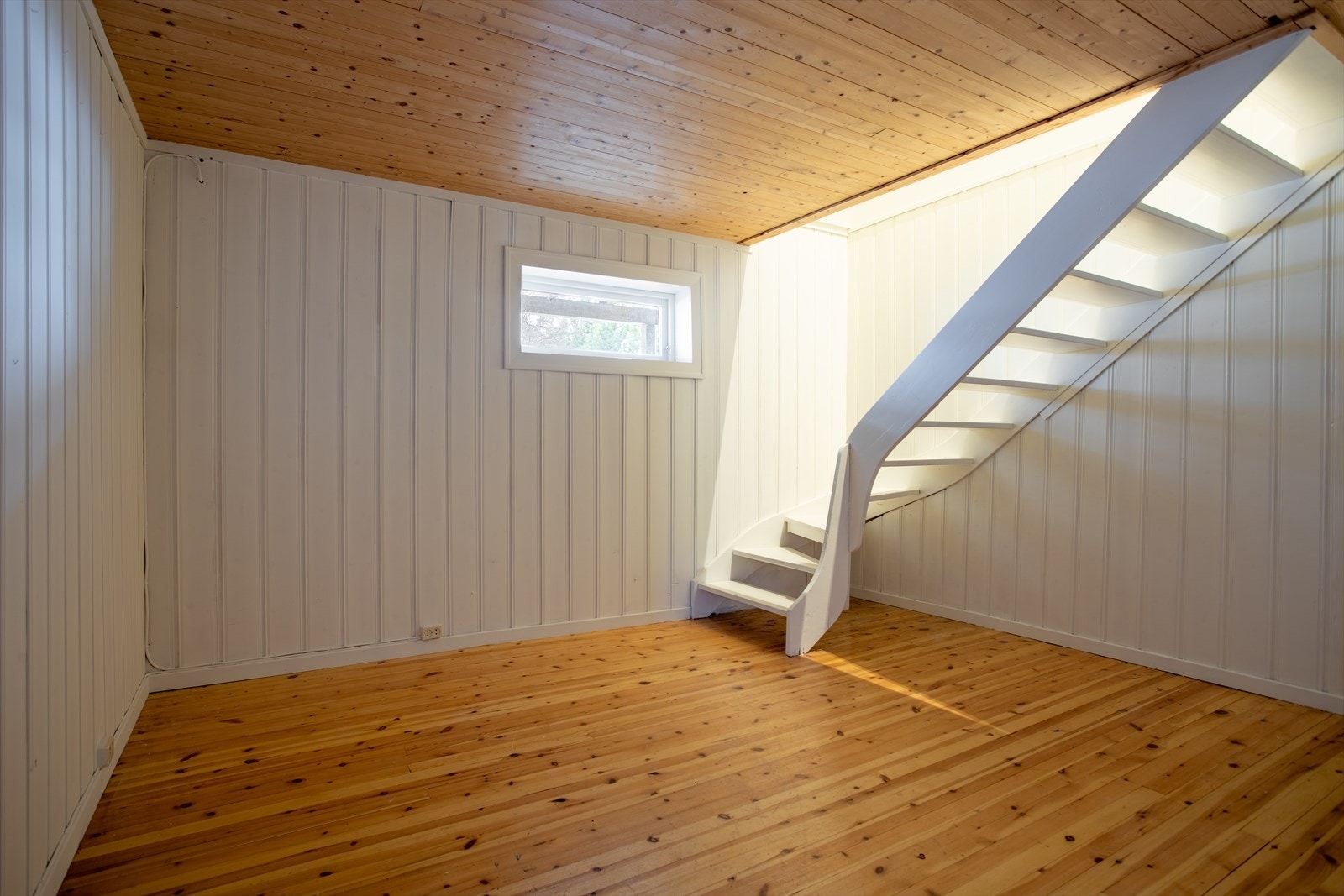 Romslig underetasje, hvor de fleste overflater er malt. Galleribilde