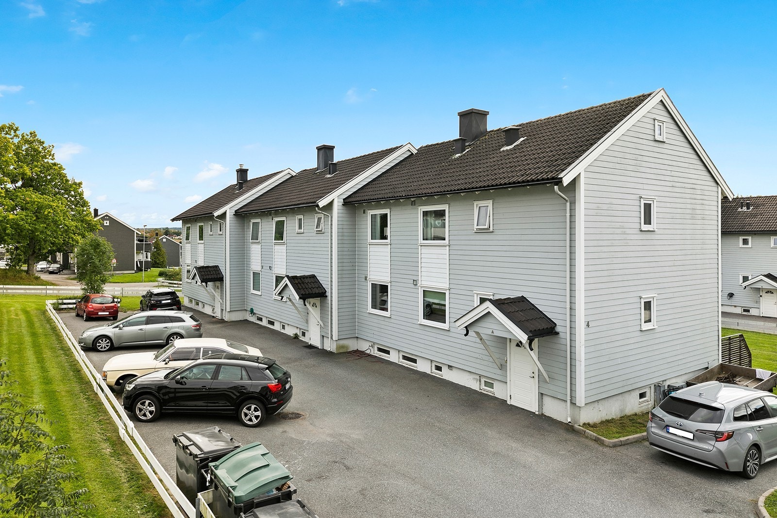 Leiligheten ligger i 2. etasje i 6-mannsbolig i Buvik Borettslag på Alvim Galleribilde