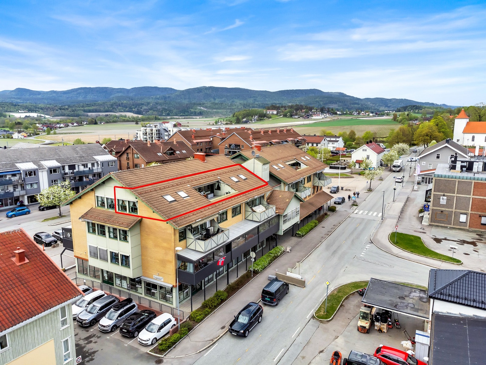 Attraktiv toppleilighet med flott beliggenhet i Sande sentrum. Galleribilde