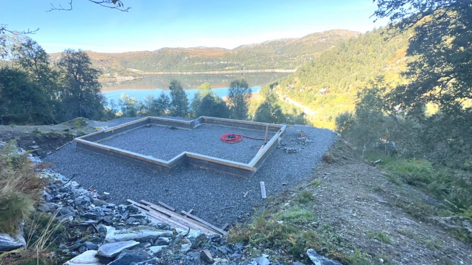 Tomten ligger på ca 520 meter over havet og har praktfull utsikt over Stordalsvannet mot skitrekket Galleribilde