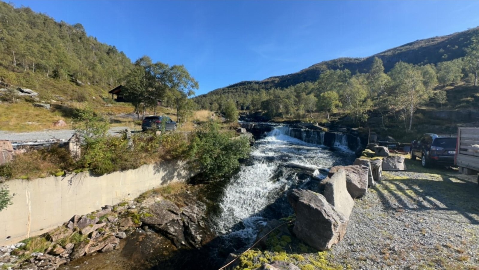 Elven som renner gjennom hyttefeltet og ned i Stordalsvannet Galleribilde