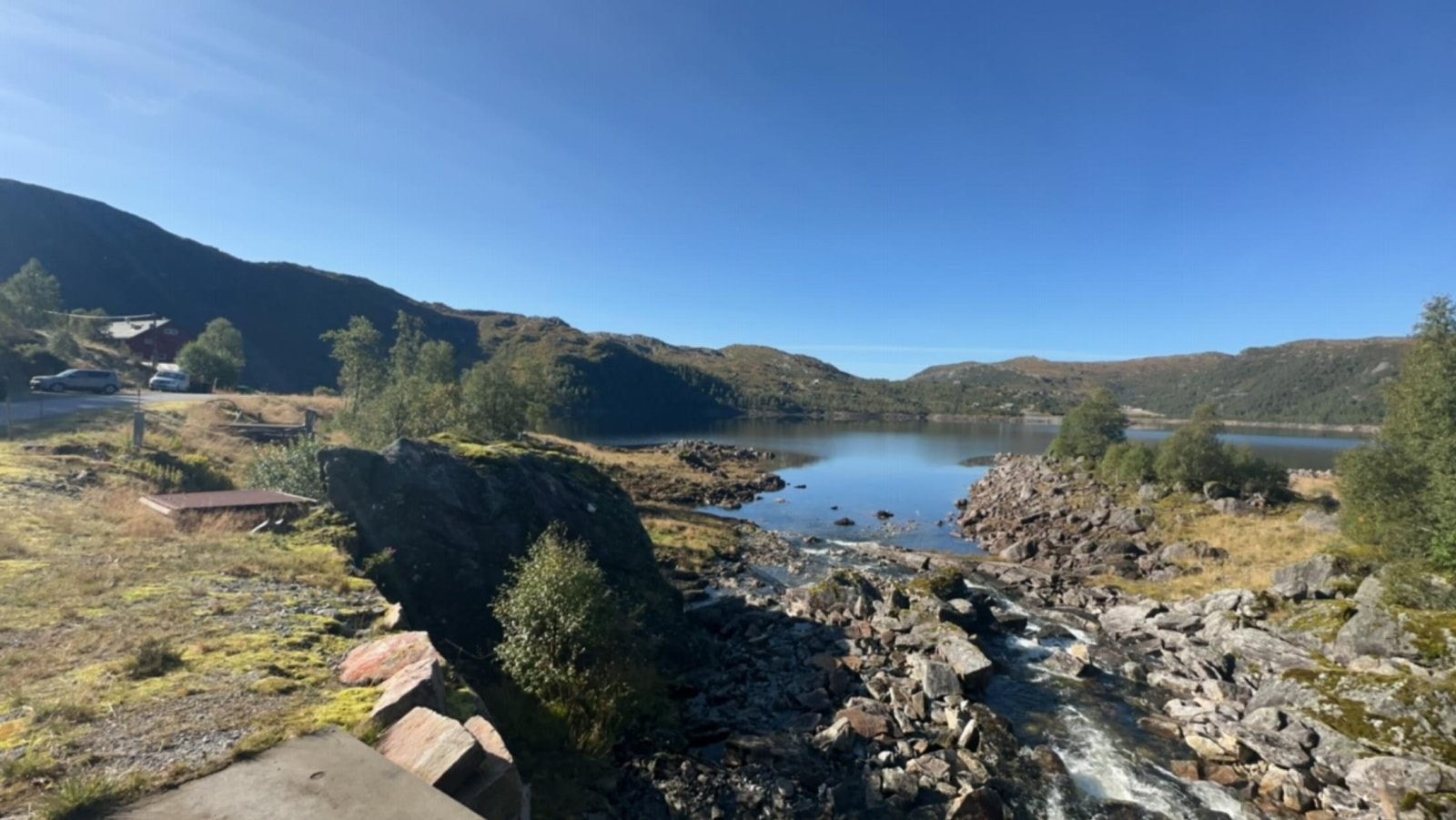 Stordalsvannet med fjellstuen bak til venstre i bildet. Galleribilde