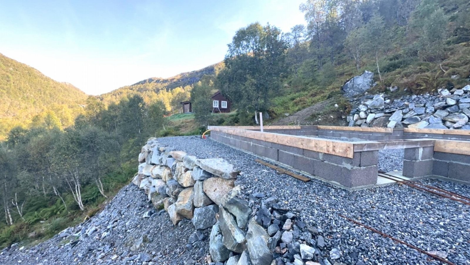 Forstøtningsmur på fremsiden utført av entreprenør med stedfunnet stein jmf reguleringsplan Galleribilde