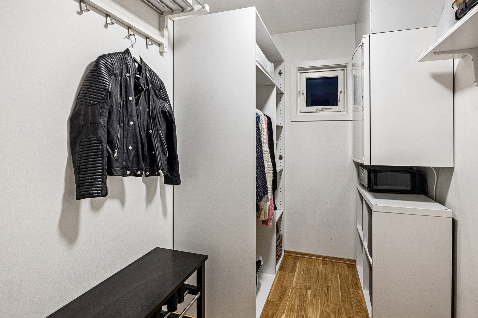 Teknisk rom / Bod med lagringsplass og muligheter for klesheng. Galleribilde