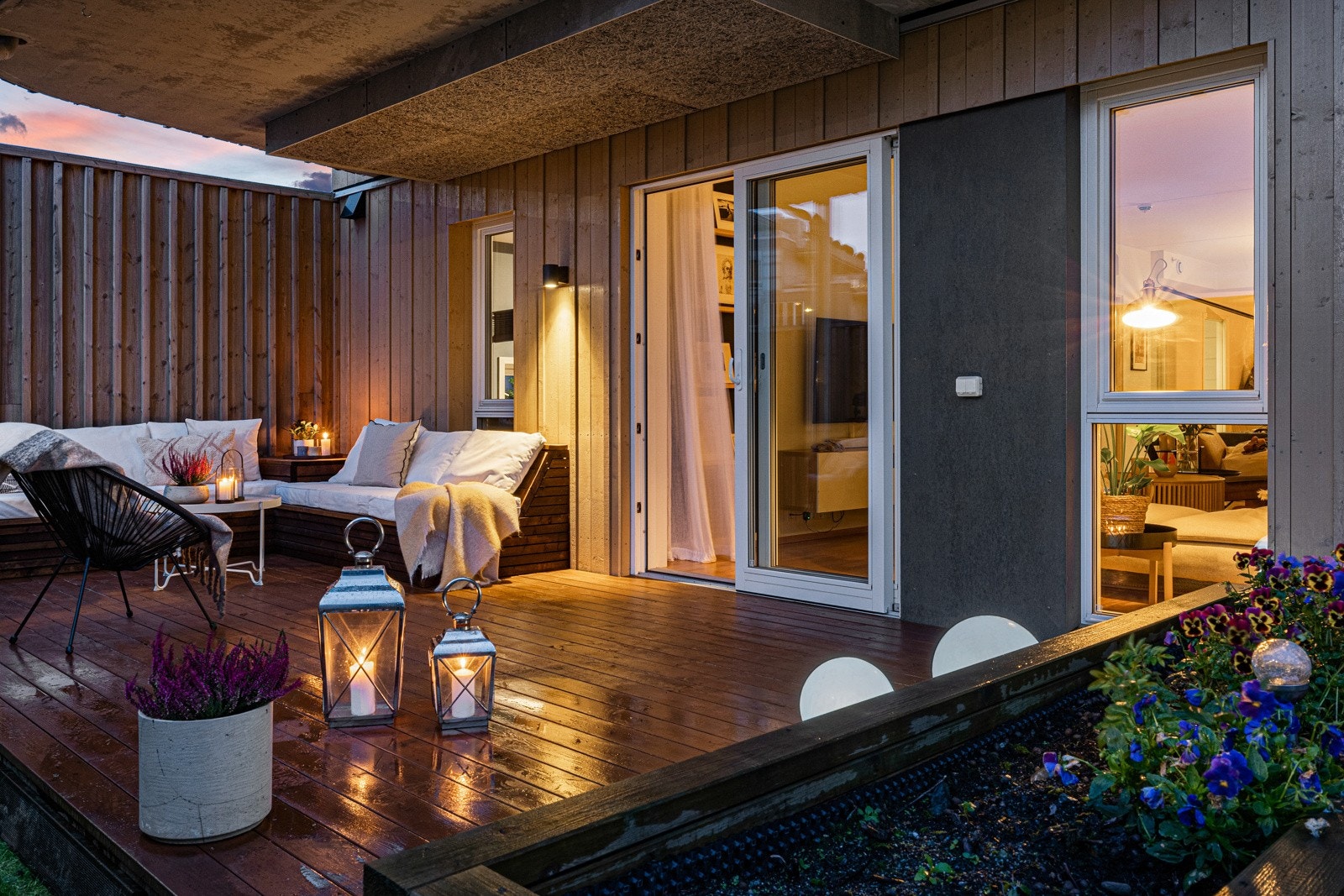 Terrassen er lun og skjermet fra trafikk og forbipasserende. Den er oppgradert med egen sittegruppe og blomsterkasser av eier. Galleribilde