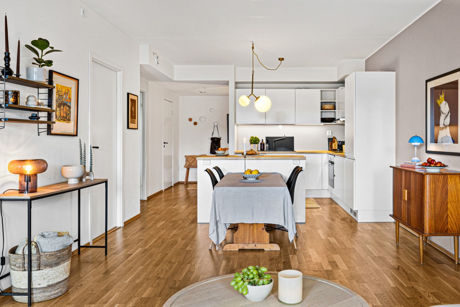 Stilrent og tidløst preg med 3-stavs eikeparkett og gipsbelagte vegger/himling med listefrie overganger. Galleribilde
