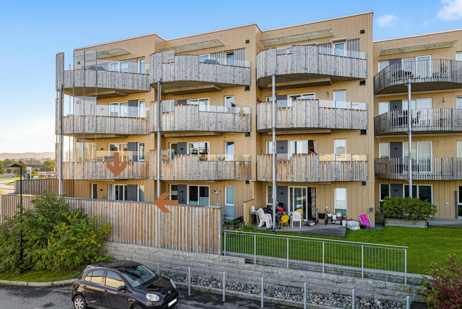 Fasade - Leiligheten ligger med hjørnebeliggenhet og skjermet uteområde/markterrasse. Galleribilde