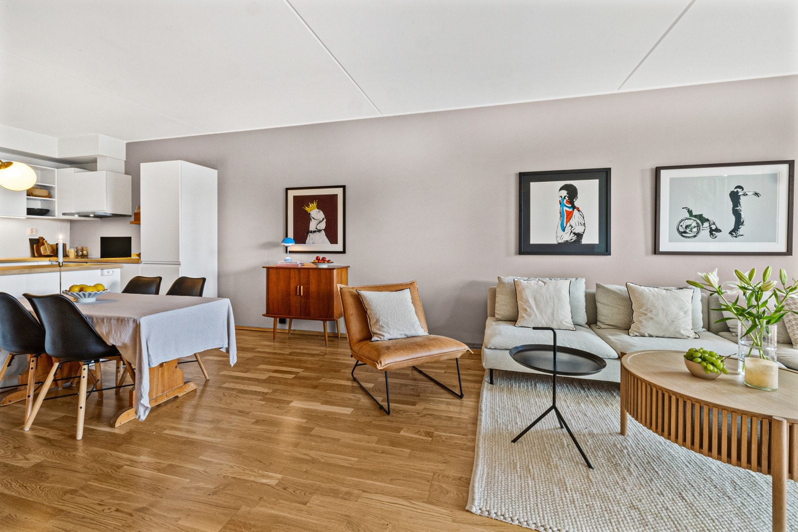 Oppholdssonen er lys og åpen med gode møbleringsmuligheter. Galleribilde