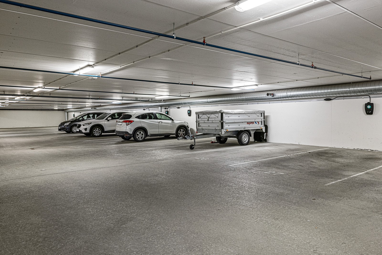 Det medfølger egen p-plass m/ elbil-lader i oppvarmet parkeringskjeller. Her er det også romslig sportsbod som medfølger. Galleribilde