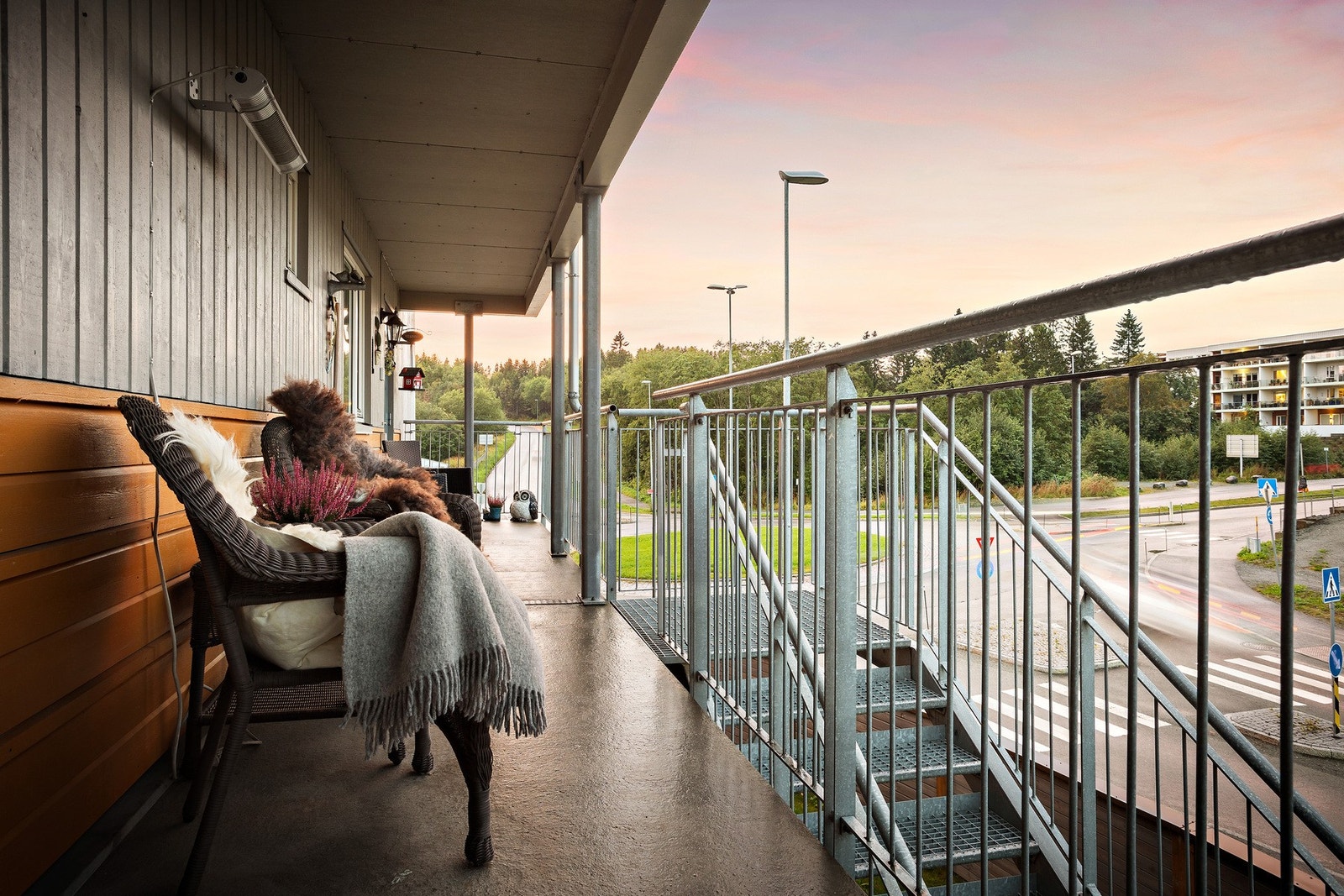På fremsiden av leiligheten er det satt opp en fin sittegruppe og terrassevarmer. Galleribilde
