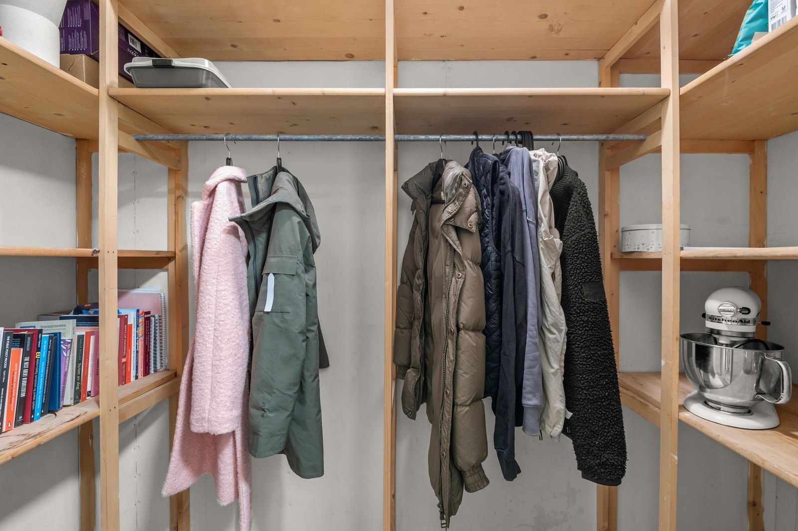 Over gangen for leiligheten har du en praktisk bod Galleribilde