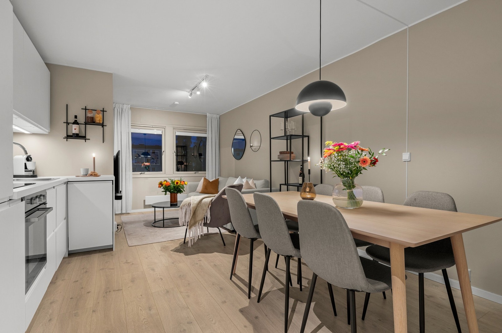 Leiligheten ligger i byggets 2. etasje og har en god plansløsning Galleribilde
