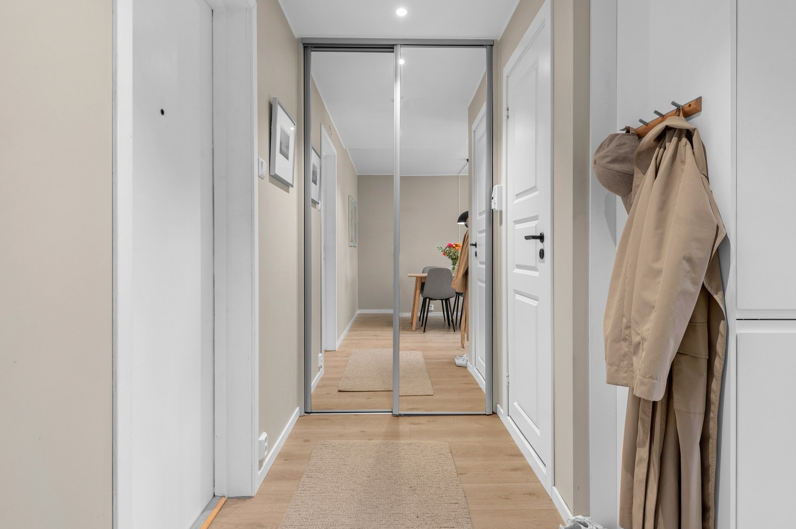 Innbydende gang med skyvedørsgarderobe Galleribilde