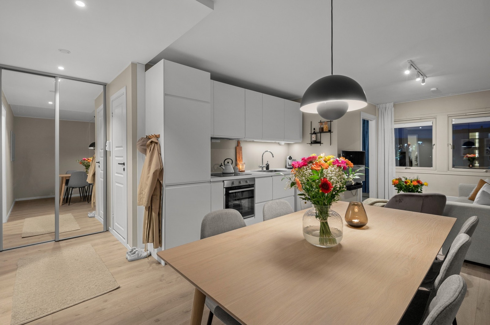 Velkommen til Lillebergvegen 6A - en lekker og stilfull leilighet på Blussuvoll Galleribilde