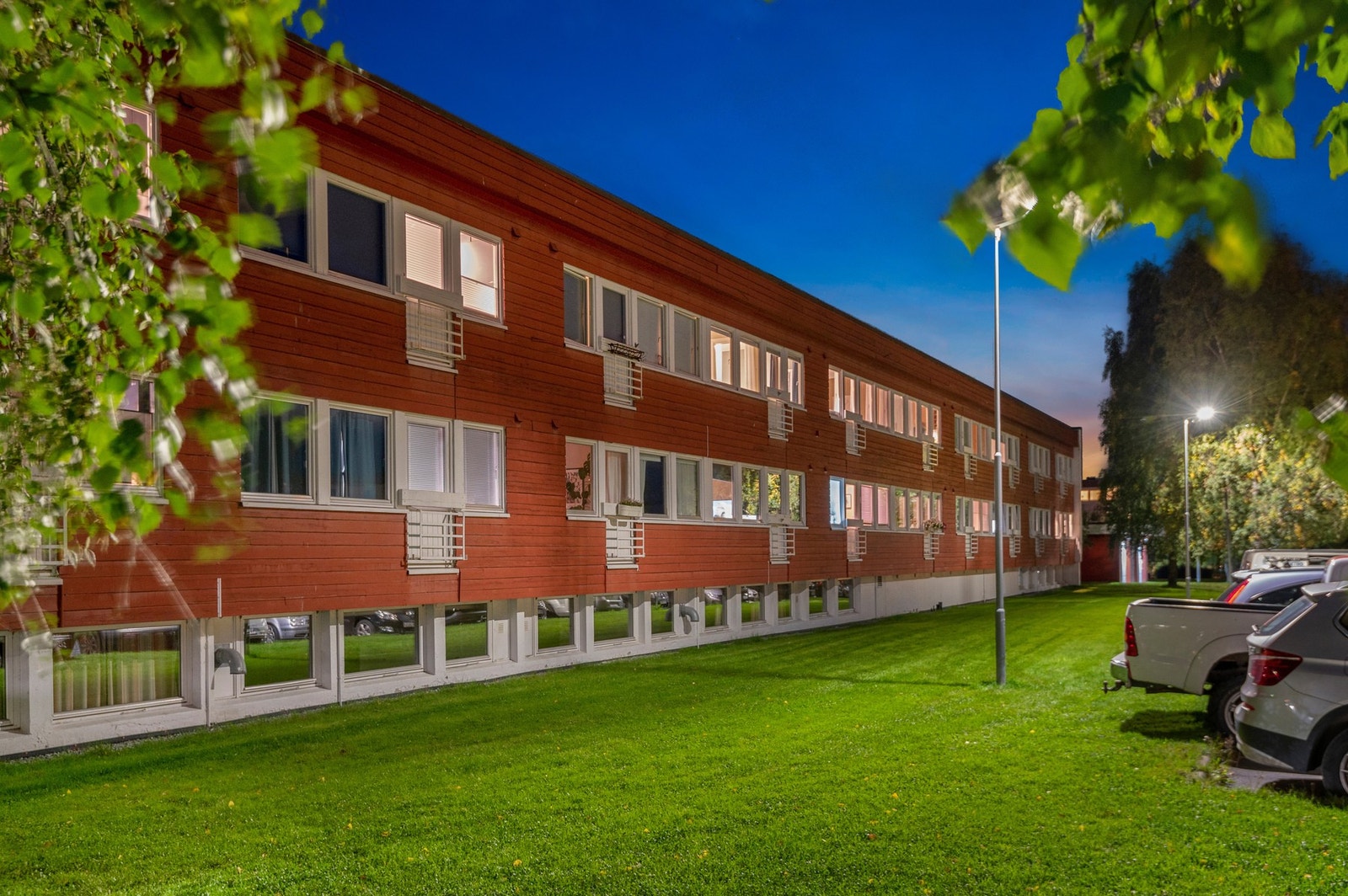 Leiligheten ligger i byggets 2. etasje. I området har du flere fine uteområder. Galleribilde