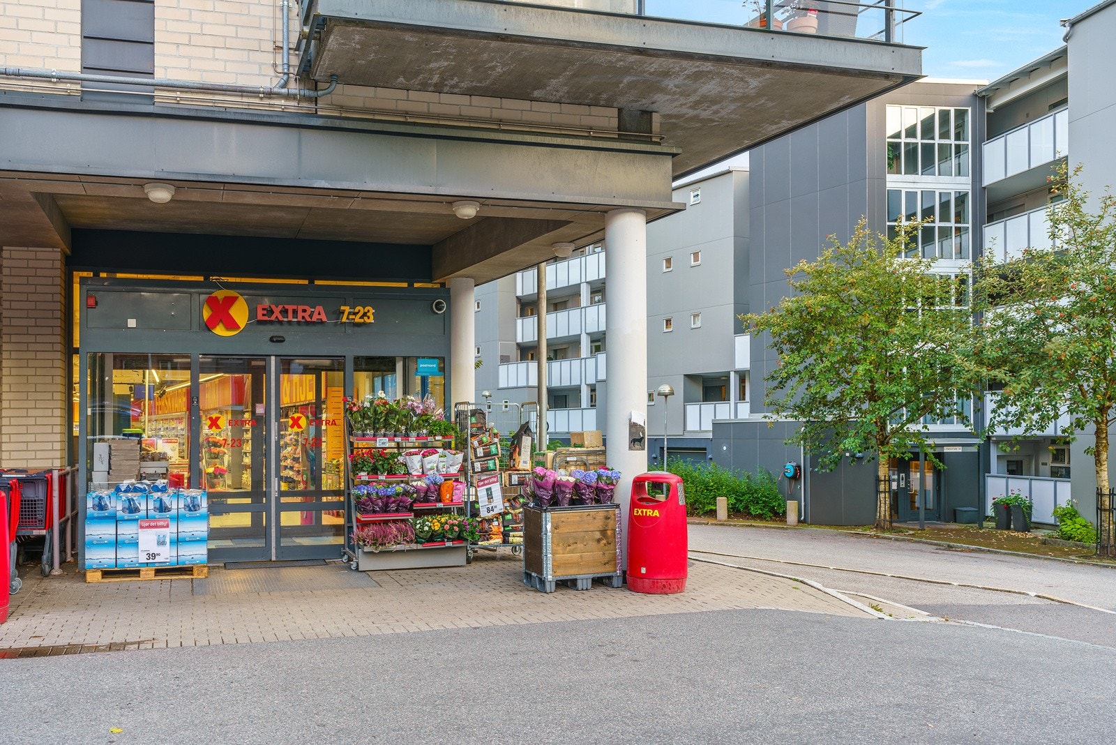 Rett over gaten ligger Extra Galleribilde
