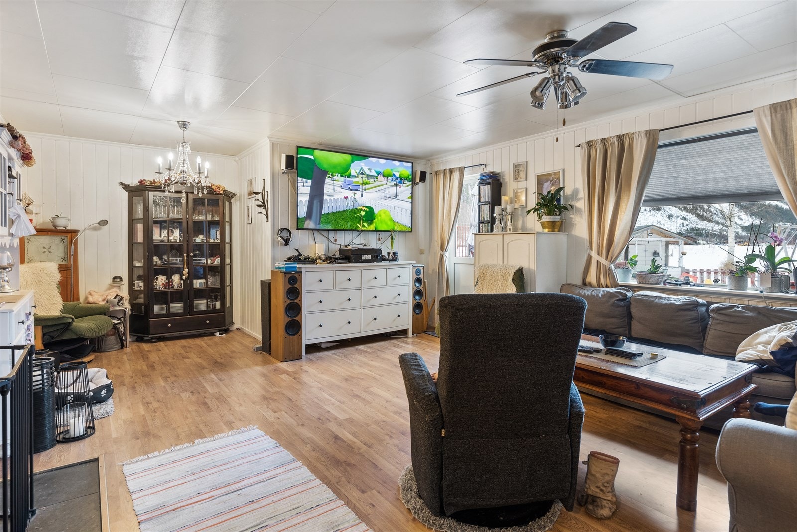 Store vindusflater som gir rikelig naturlig lys. Galleribilde