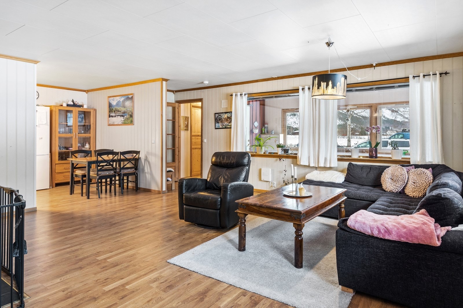 Romslig stue med god plass til sittegrupper. Galleribilde