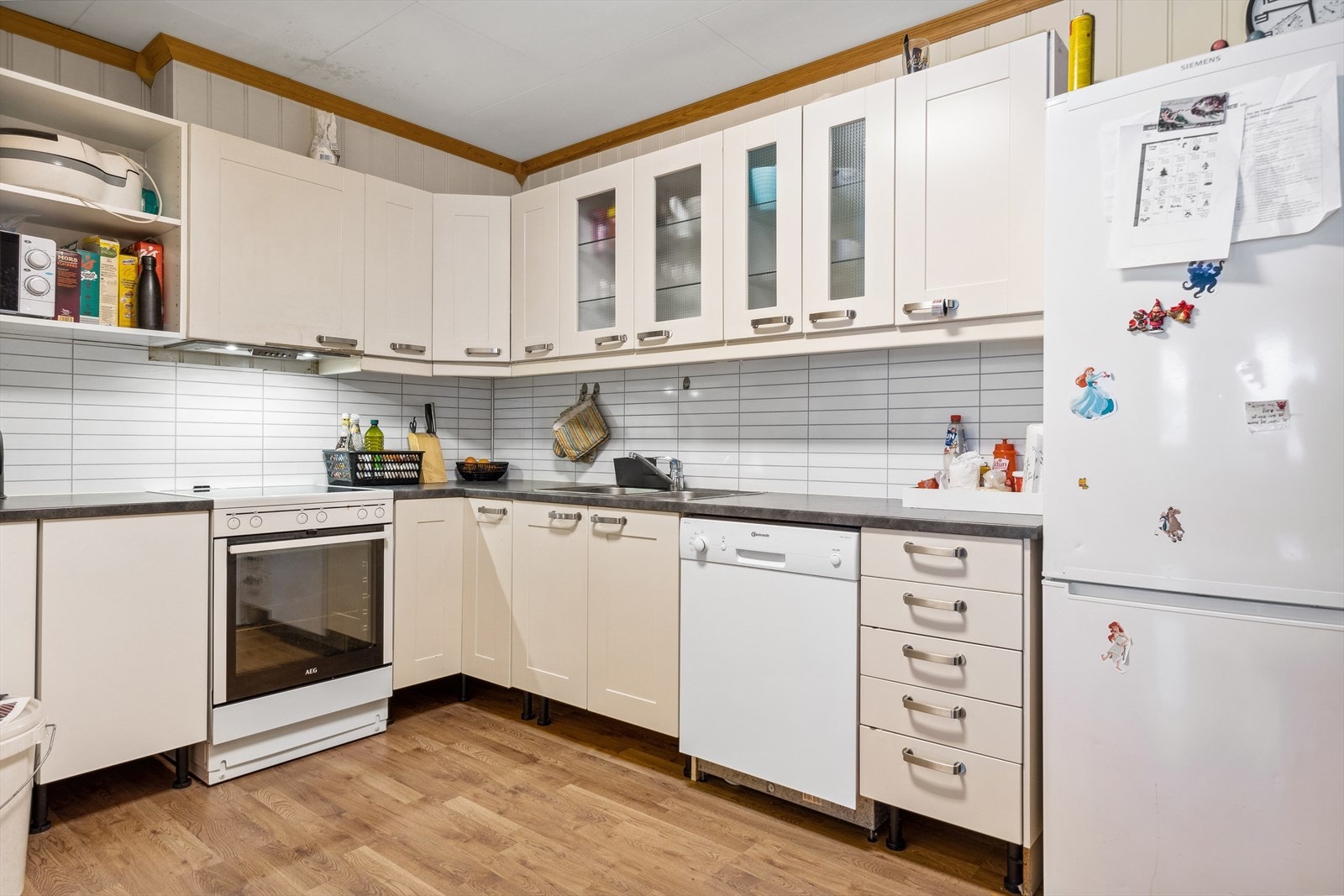 Kjøkken fra 2005. Innredning har profilerte fronter og laminat benkeplate med nedfelt servant. Galleribilde