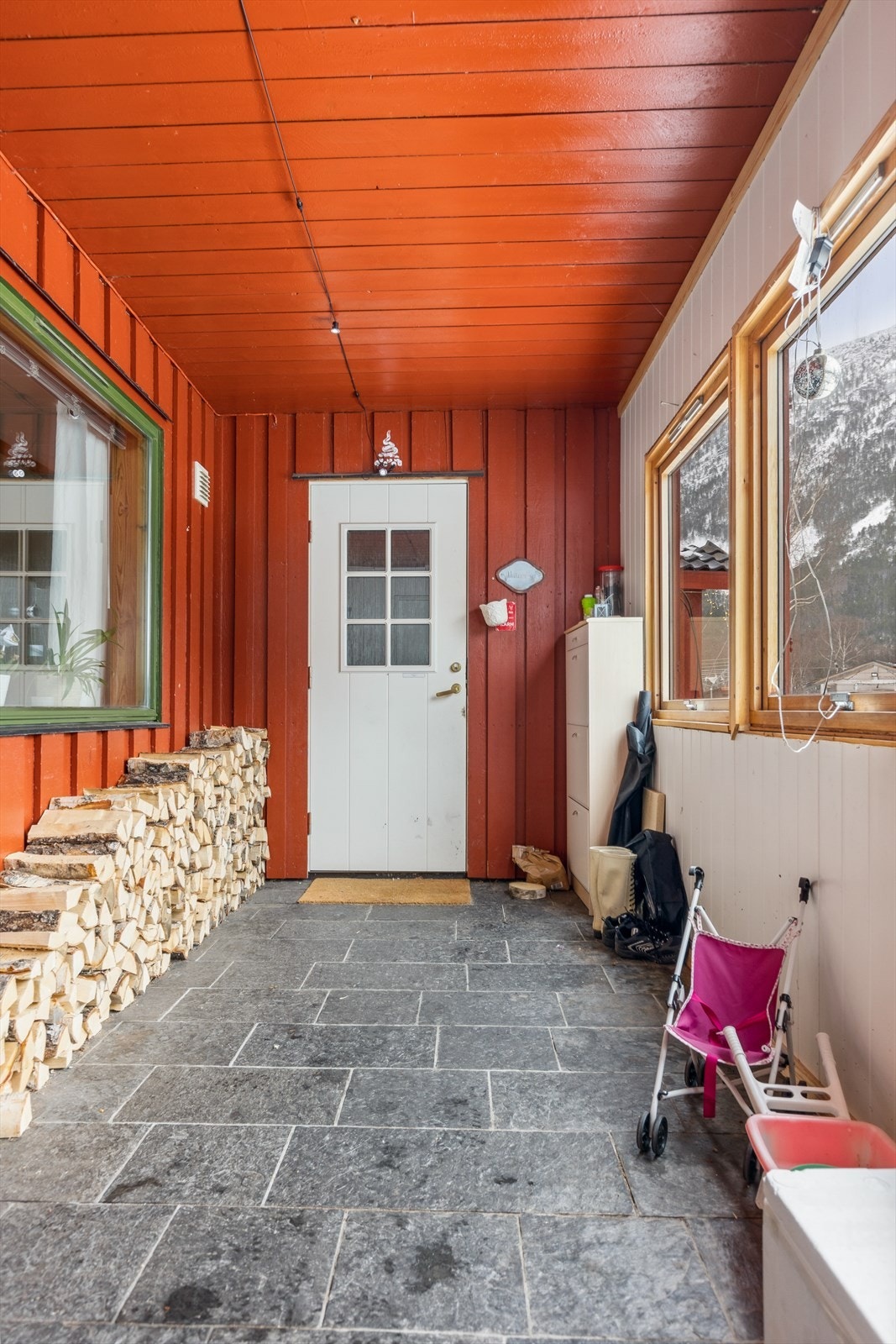 Skiferlagt inngangsparti. Galleribilde