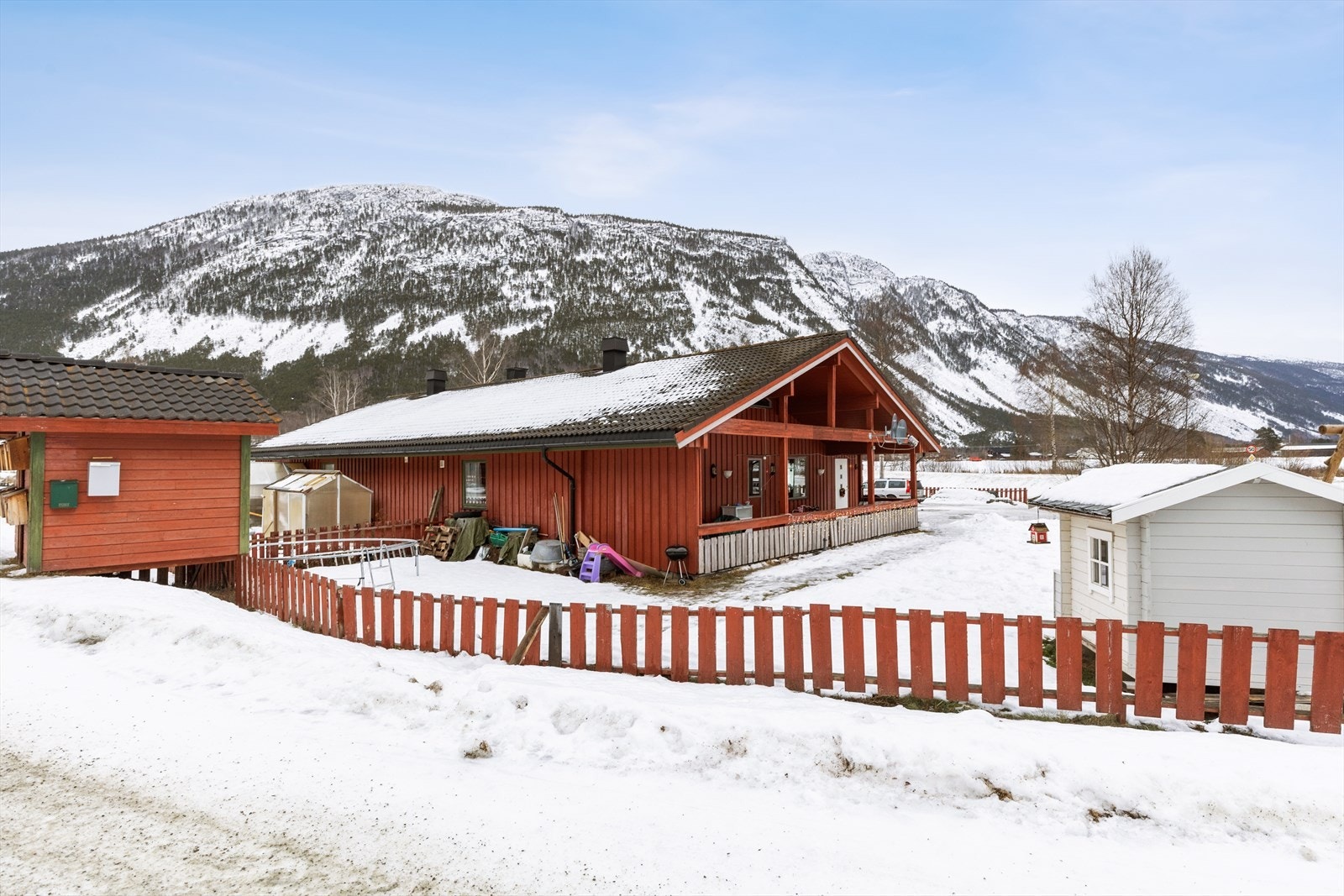 Fint beliggende i boligfelt sentral på Sel i et veletablert og rolig byggefelt. Galleribilde